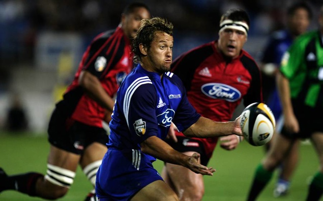 Carlos Spencer in action during a 2005 Super 12 game. Photo / NZ Herald