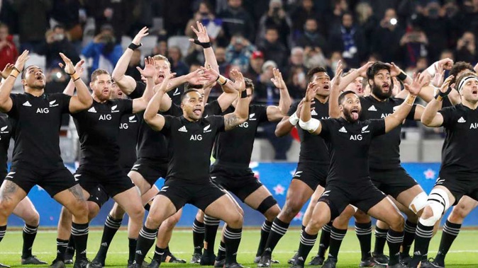 The All Blacks perform the haka before their midweek game in Lyon (Photo AP)
