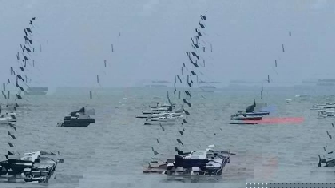 Rough seas were playing havoc with boats at Waiake Beach on Auckland's North Shore last night. (Photo / Supplied)