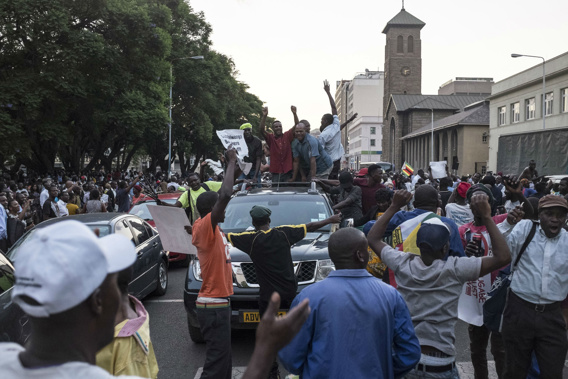 People celebrating in Zimbabwe after Mugabve resigns. (Photo/Getty)