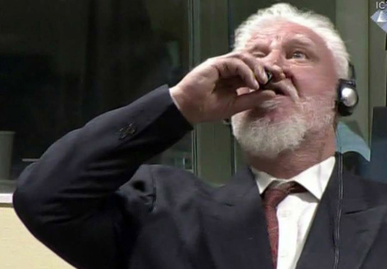 The moment that Slobodan Praljack took the poison. (Photo/AP)