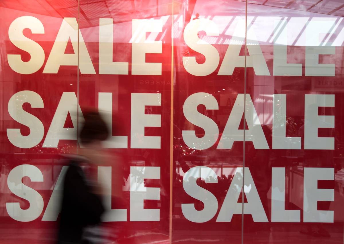 Shoppers packed out Sylvia Park in Auckland on Boxing Day. (Photo \ Jason Oxenham)