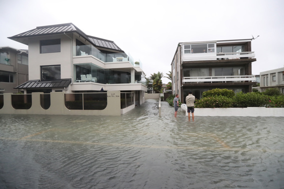 Tamaki Drive in Auckland is just one of multiple roads that have been closed. (Photo / Jason Oxenham)