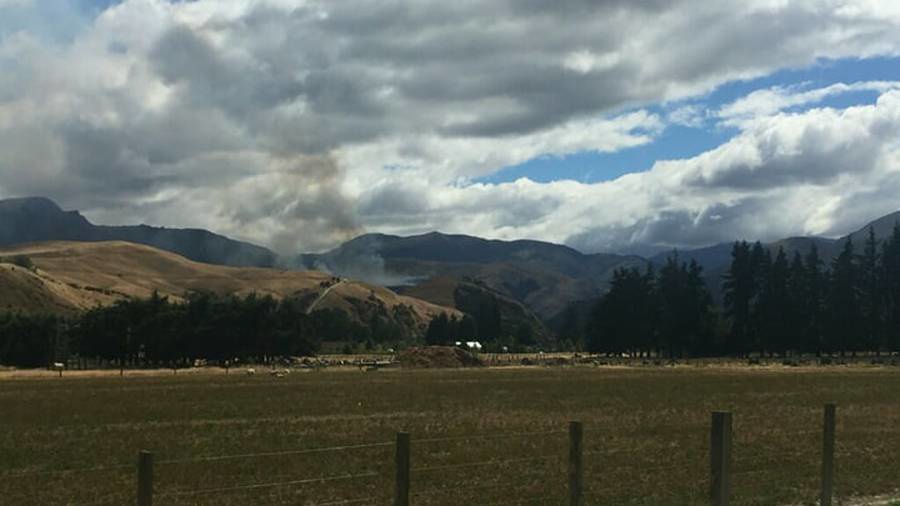 Lakes Hayes fire: People evacuated as homes threatened by bushfire