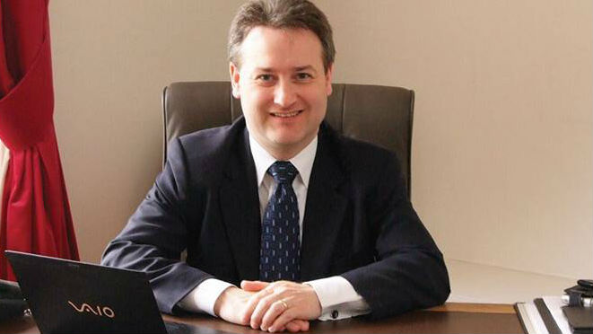 Toby Belfield says romantic relationships distract students from academic excellent.