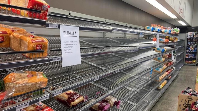 Bread was in short supply at Fresh Choice Glen Eden this weekend with shoppers forced to choose between buns and bread.