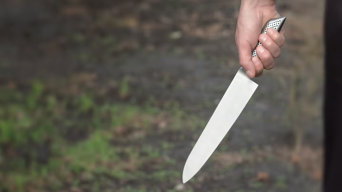 Former refugee La Que held a large kitchen knife to a woman's face and said, "I'll kill you", when she arrived at a Nelson property to help his ex-wife pack her belongings. Photo / 123rf