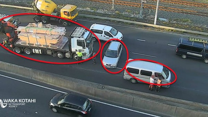 There is rush-hour chaos on Auckland's Southern Motorway after a multi-vehicle crash involving a truck.