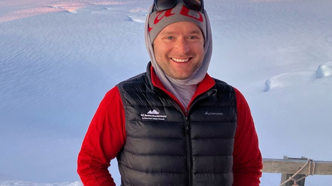 Lewis Ainsworth, an experienced mountain guide from New Zealand, died in a helicopter accident in British Columbia, Canada last Monday.