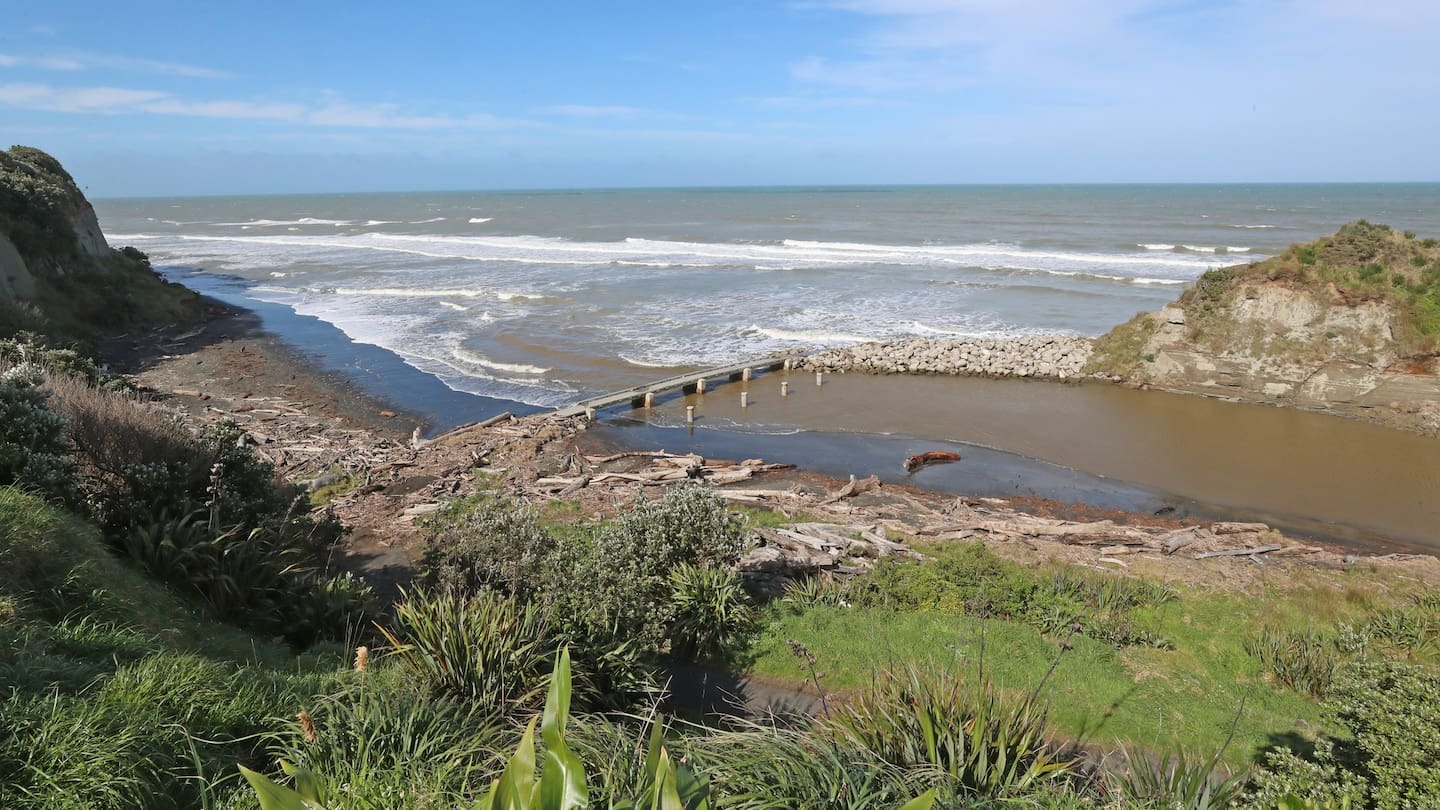 Beach carpark and campsite near Whanganui closed over erosion fears