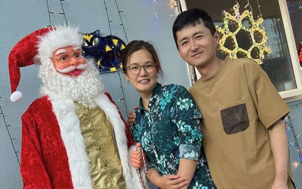 Jia Fan (left) and Jun Jiang (right) celebrate Christmas in December 2024. Photo / Supplied via RNZ