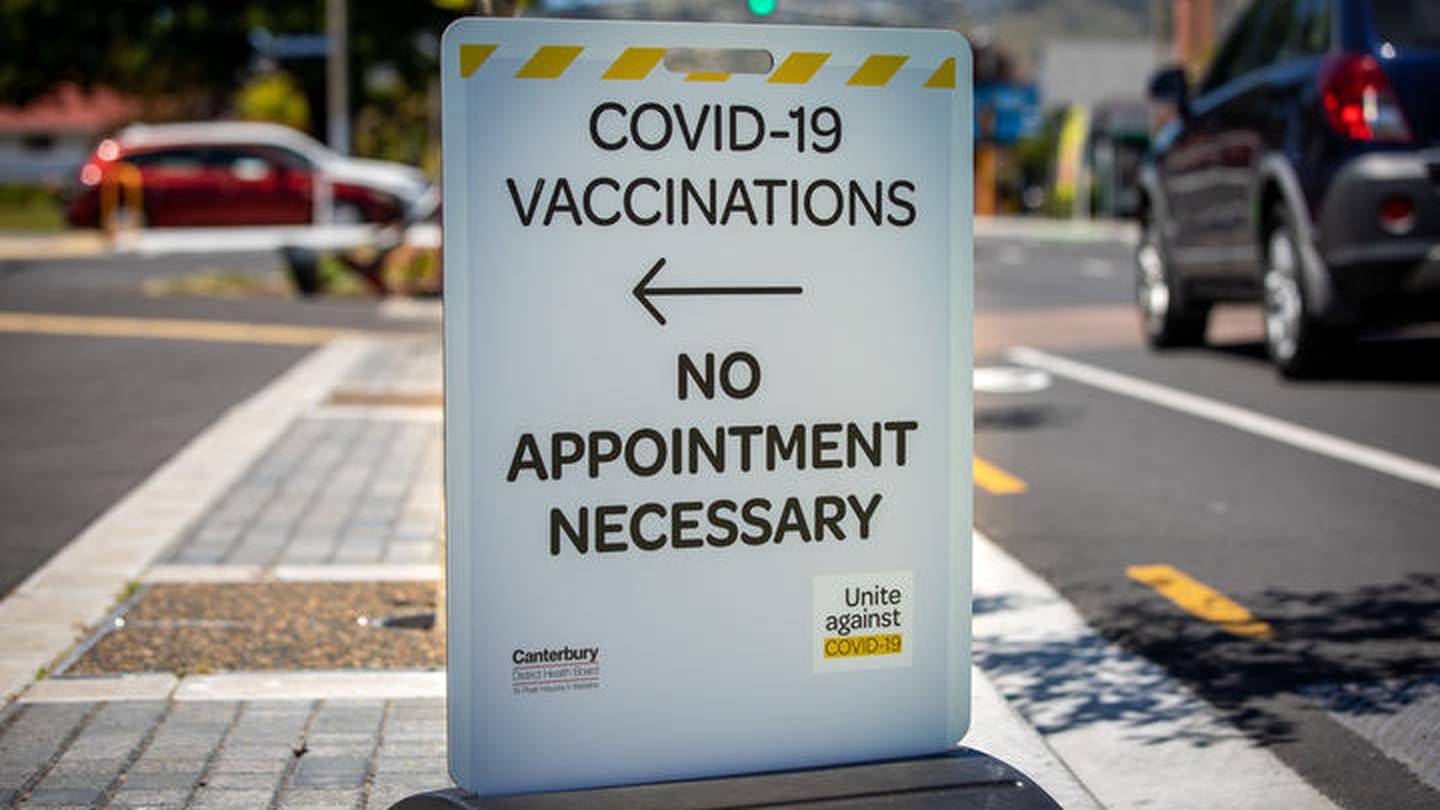 Getting multiple vaccine doses in a day is "risky", an expert warns. (Photo / Nate McKinnon, RNZ)