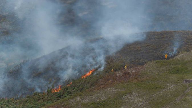 Fire fighters try to control a huge bush fire on Chatham Island. (Photo: New Zealand Defence Force)