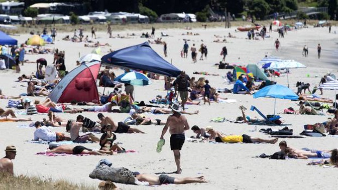 Crowds of holidaymakers on Mt Maunganui beach. (Photo \ Alan Gibson)