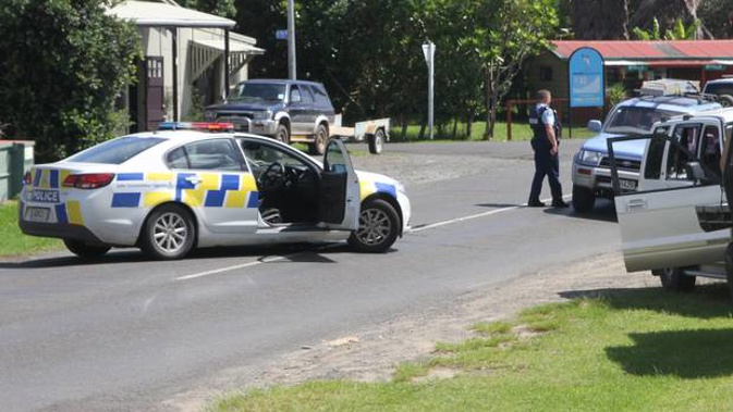 Police earlier had roadblocks at Takahe St in Ahipara while they hunted for a man armed with a firearm. (Photo / Peter Jackson)