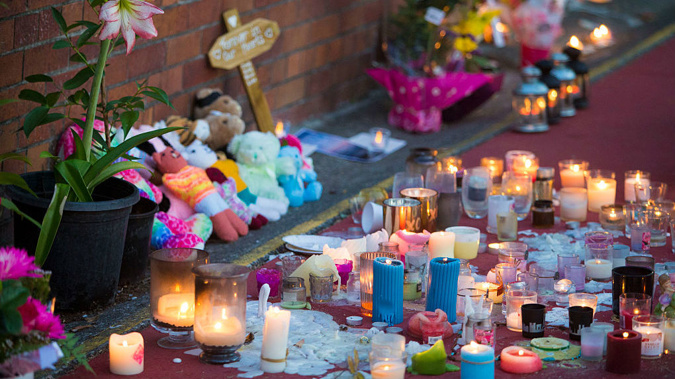 People paid tribute to the victims of the Dreamworld tragedy. (Photo \ Getty Images)