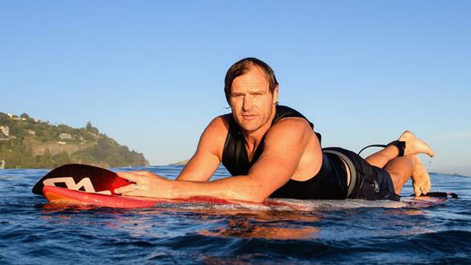 Crusaders Super Rugby coach Scott Robertson surfs at Scarborough Beach. (Photo / Getty Images)