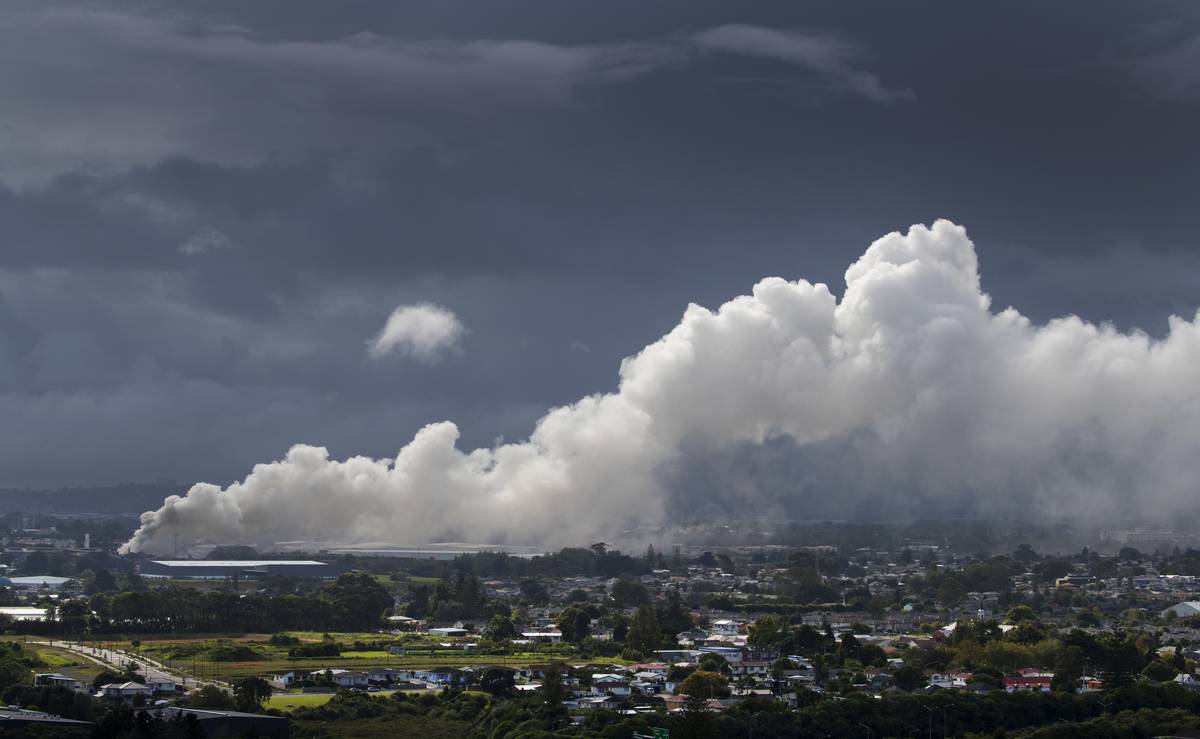 Smoke from the fire could be seen billowing across Auckland. (Photo / NZ Herald)
