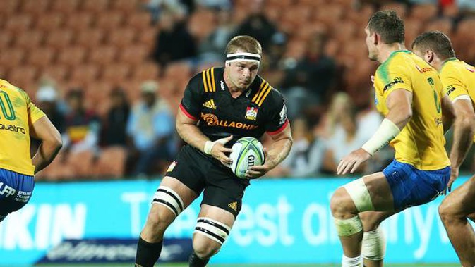 Chiefs flanker Sam Cane lines up the Bulls defence. (Photo / Photosport)