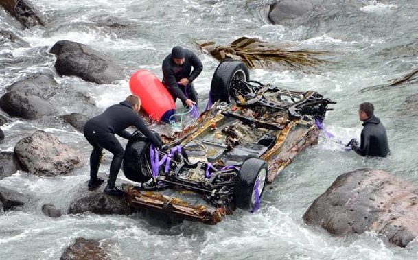 Police divers recover the remains of John Beckenridge's vehicle from Southland's Curio Bay in May 2015. No traces of bodies were found. 