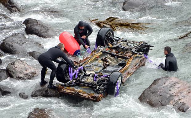 Police divers recover the remains of John Beckenridge's vehicle from Southland's Curio Bay in May 2015. No traces of bodies were found.