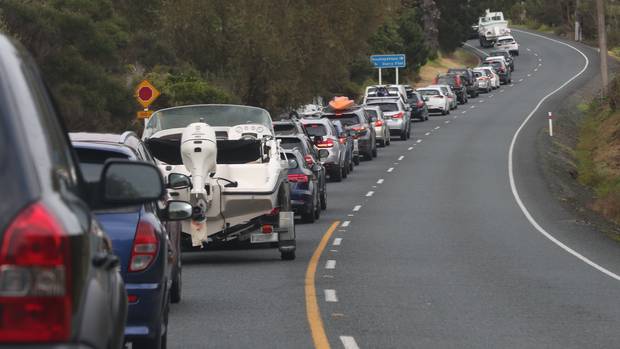 Traffic chaos on Pine Valley Rd following the closure of State Highway 1 after police shot a man this morning. Photo / Brett Phibbs