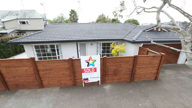 A big 'Sold' sign sits outside the brick and tile home in Moa Road, west Auckland, where Ardern and her partner Clarke Gayford had lived. (Photo \ NZME)