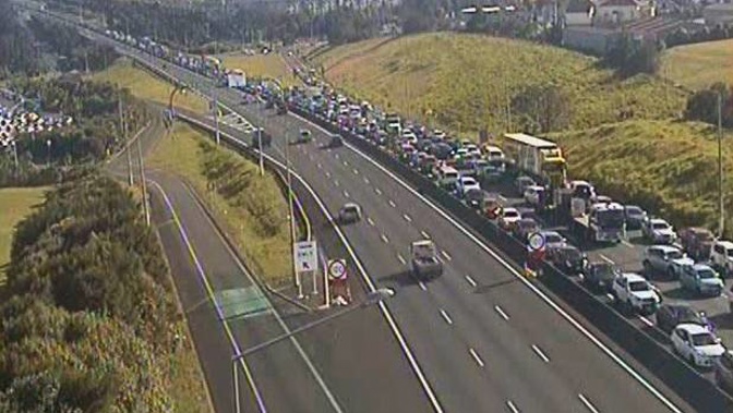 A digger has come off a truck on Auckland's Northern motorway. (Photo: File)