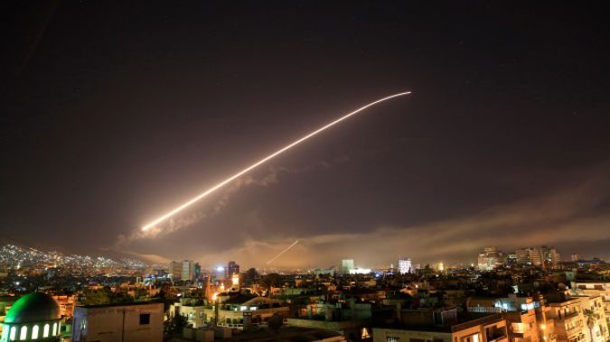 The Damascus sky lights up missile fire as the U.S. launches an attack on Syria targeting different parts of the capital early Saturday, April 14, 2018. (A / P)