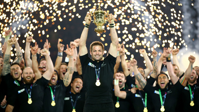 ichie McCaw of the New Zealand All Blacks lifts the Webb Ellis Cup after victory in the 2015 Rugby World Cup Final. (Photo \ Getty Images)