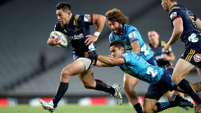 Rob Thompson of the Highlanders is tackled during the round 10 Super Rugby match between the Blues and the Highlanders at Eden Park on April 20, 2018. (Photo \ Getty Images)
