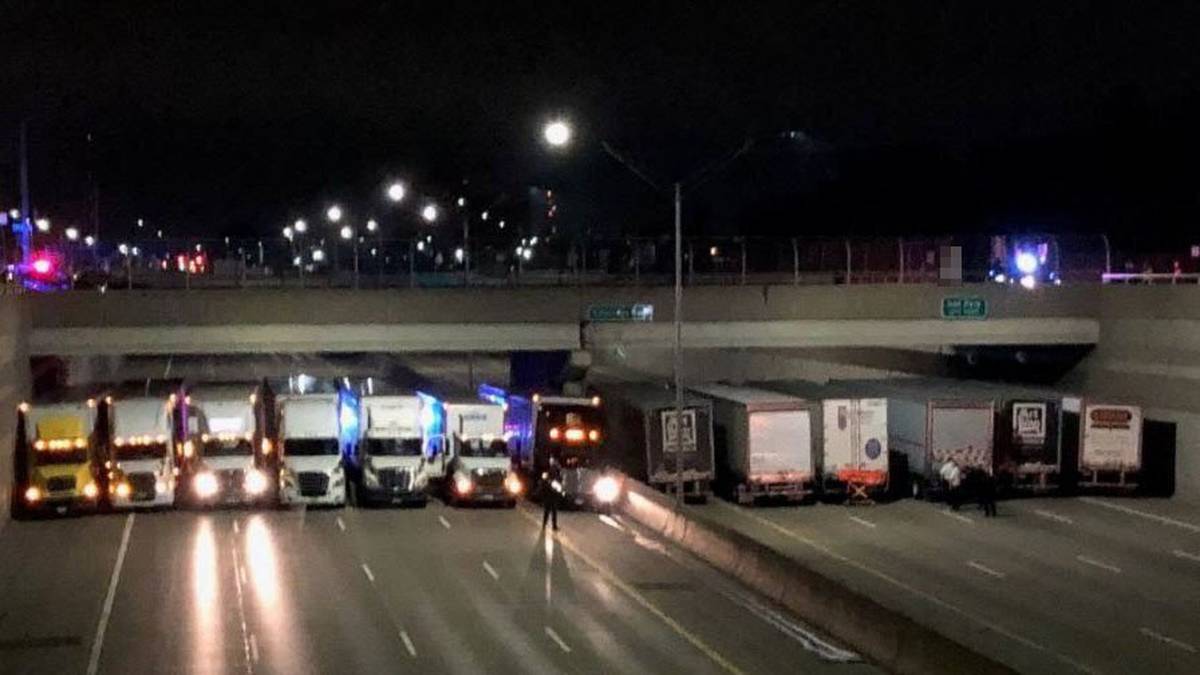 A man nearly jumped off an overpass. 13 truckers made a safety net (Photo \ NZ Herald)