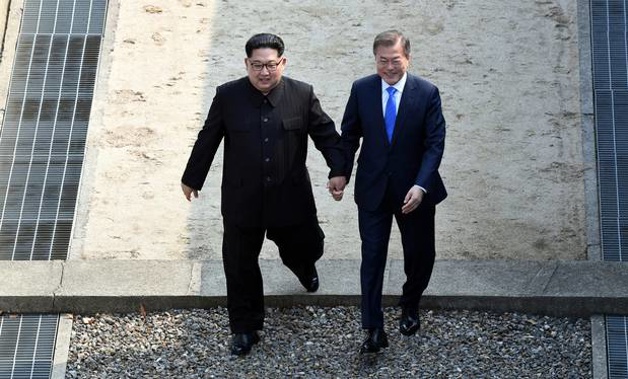 North Korean leader Kim Jong Un ,left,poses with South Korean President Moon Jae-in for a photo at Peace House of the border village of Panmunjom in the Demilitarized Zone. (Photo / AP)