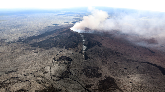 A fissure forms on the west flank of the Puu Oo crater on Hawaii's Kilauea volcano (Getty Images) 