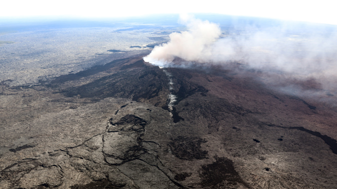 A fissure forms on the west flank of the Puu Oo crater on Hawaii's Kilauea volcano (Getty Images)
