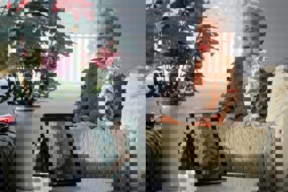 Toni Woods in her home in Hastings with a photograph of her late husband Lindsay Collinson. (Photo / Warren Buckland.)