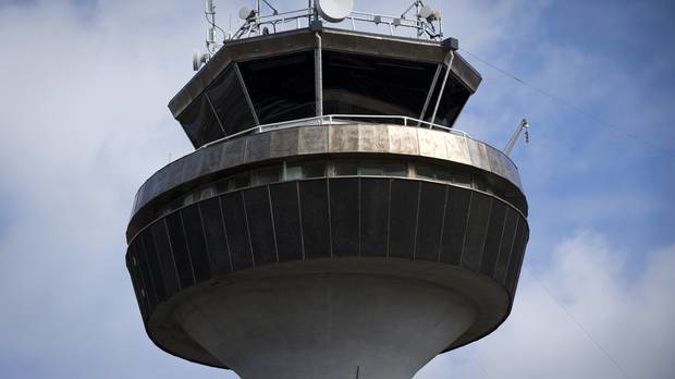 The air traffic control tower at Auckland Airport. (Photo / Jason Oxenham)