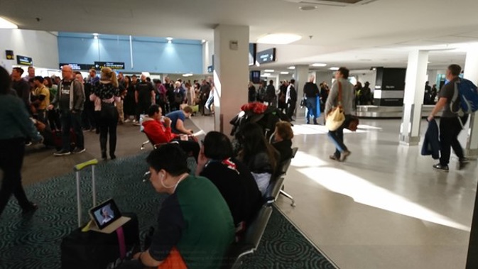 The queue at Auckland Airport after a security incident this morning. (Photo / Steve Biddle)