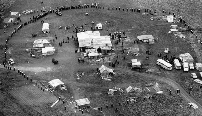 Police encircle protesters ahead of the mass arrests to end the occupation of the disputed land at Bastion Point on May 25, 1978. (Photo: NZ Herald archive)