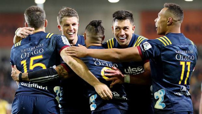 The Highlanders celebrate Aaron Smith's try against the Hurricanes. (Photo / Getty)