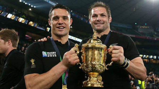 Dan Carter and Richie McCaw pose with the Webb Ellis Cup after the 2015 Rugby World Cup. (Photo \ Getty Images)