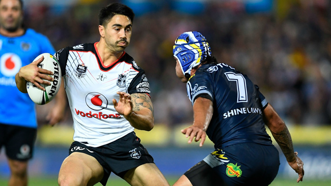 Shaun Johnson of the Warriors looks to get past Johnathan Thurston of the Cowboys. (Photo \ Getty Images)