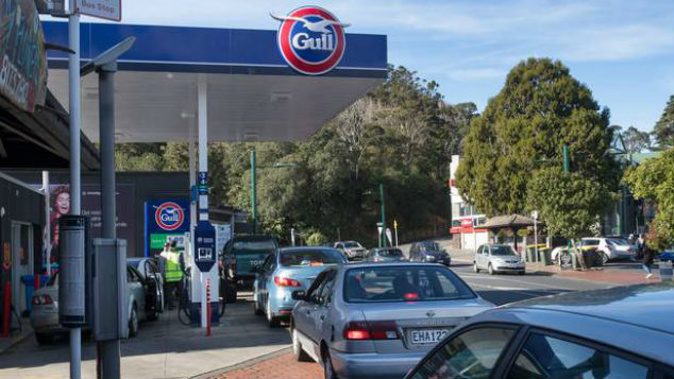 Looking for cheap petrol before the petrol tax kicks in tomorrow, drivers cue for petrol at the Gull Petrol Station on Titirangi Road, Titirangi. Photo/Brett Phibbs