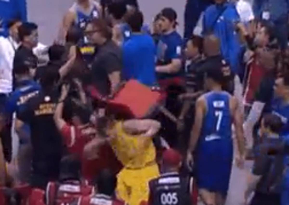 The fight was captured by TV cameras and horrified players. (Twitter / @sonrd)