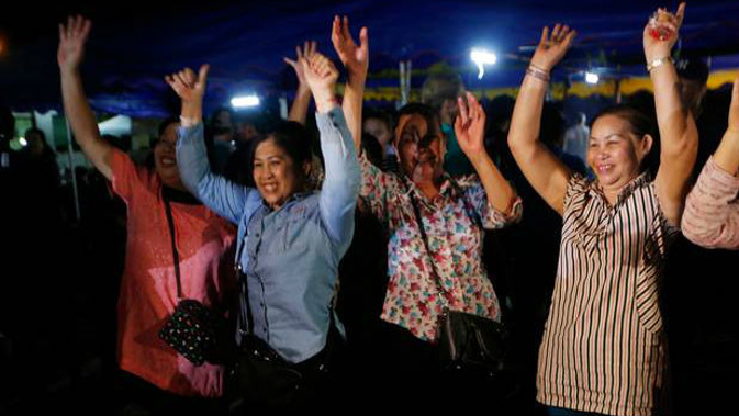 Families celebrate after the 12 boys, trapped in a cave in Thailand, were rescued. Photo \ AP