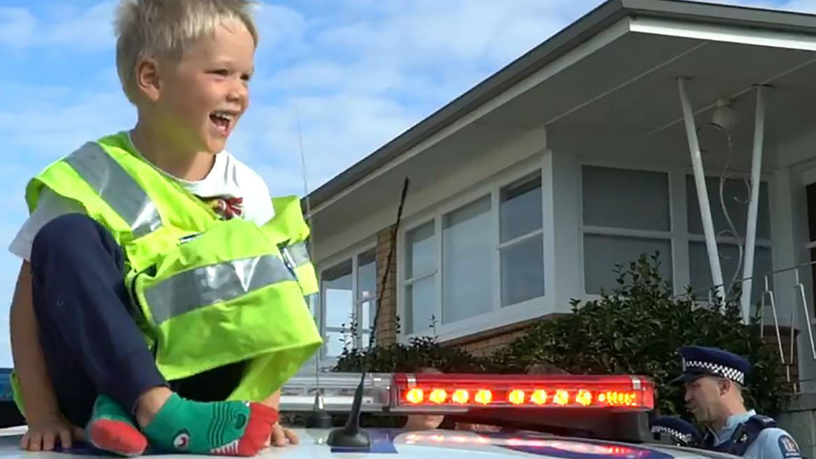 Counties Manukau Police made a surprise visit to 5-year-old Zachary's birthday party. (Video / Counties Manukau Police)