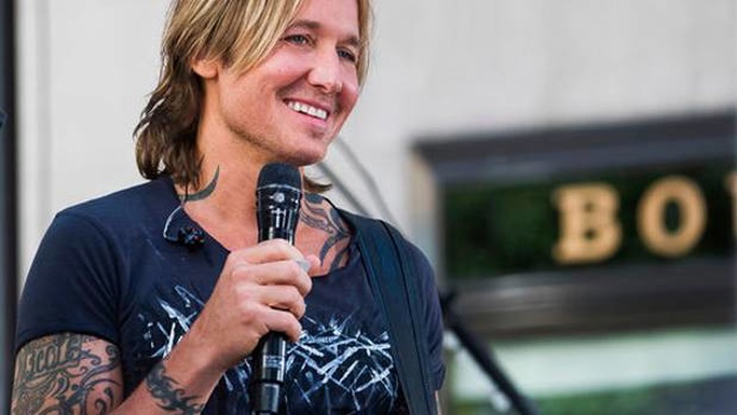 A woman who thought she was helping a down-and-out man pay for his food ended up footing the bill for country music star Keith Urban. Photo / AP
