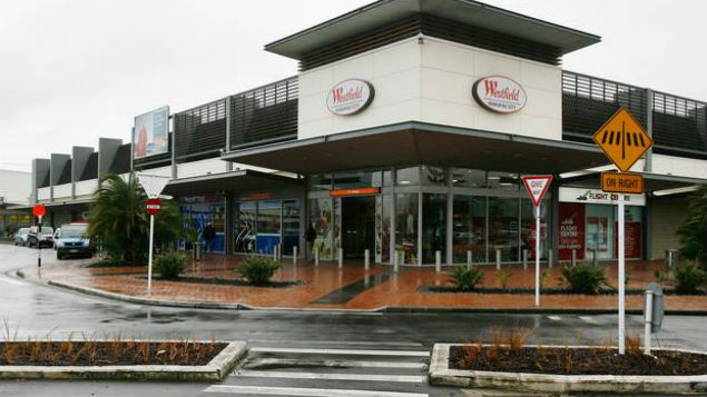 Fight escalates as security remove a mother and daughter from Westfield Manukau. (Source/ Facebook)