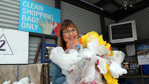 Single-use plastic bags have been taken out of ten Countdown stores, however customers can still buy thick plastic bags for 15 cent for the time being.