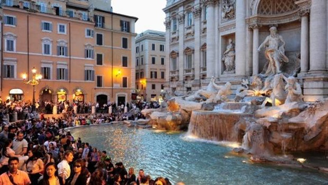 Tourists flock to the Trevi fountain in Italy. (Photo / Getty)